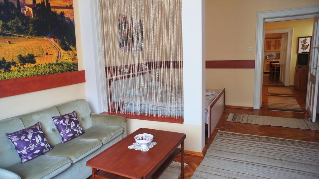 귤러 Hajnal Apartman 빌라 외부 사진